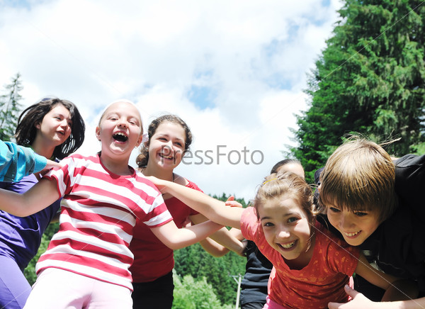 Счастливые дети веселятся на природе в солнечный день