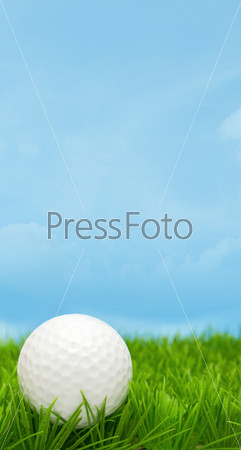 Мяч для гольфа на траве под голубым небом