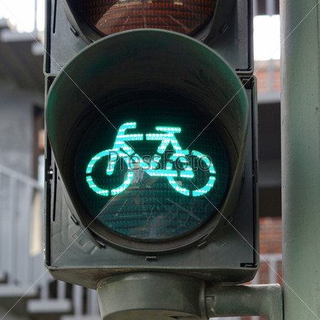 Зеленый свет светофора для велосипедной дорожки