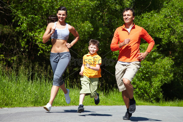 Семья занимается бегом на открытом воздухе