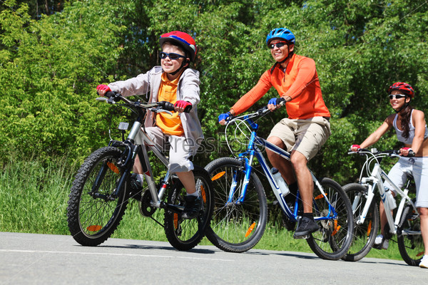Dynamic image of a family cycling in the park
