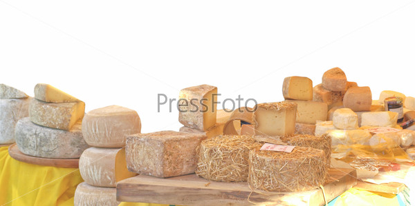 Натуралдьный деревенский сыр на белом фоне