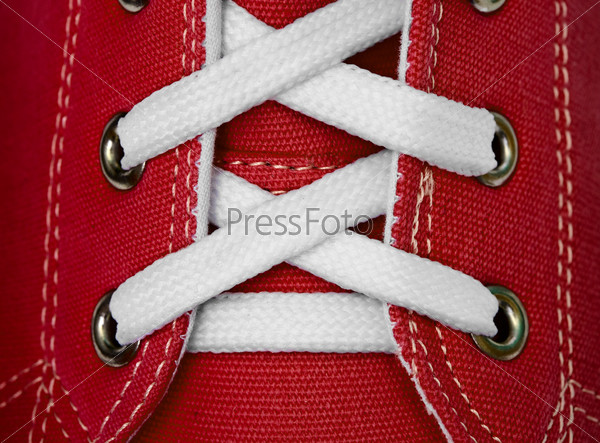 Белые шнурки в красном кросовке