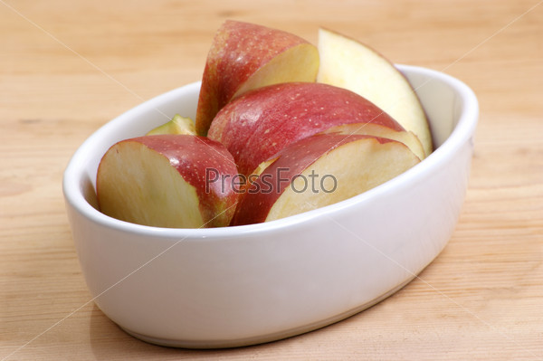 Кусочки яблока в миске