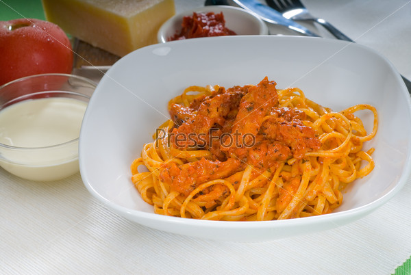 Итальянские спагетти со свежим домашним соусов из помидоров и курицы