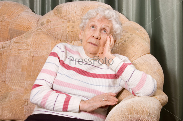Портрет пожилой женщины на диване