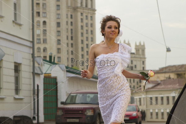 Девушка с цветком на московской улице