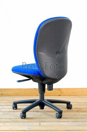 Современный синий офисный стул на деревянном полу на белом фоне