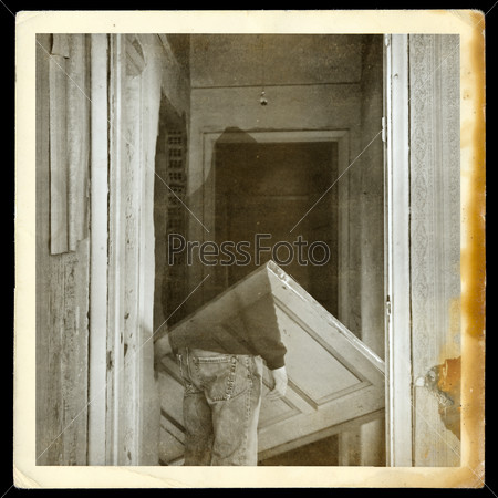 Старая сожженая фотография призрака в коридоре заброшенного дома