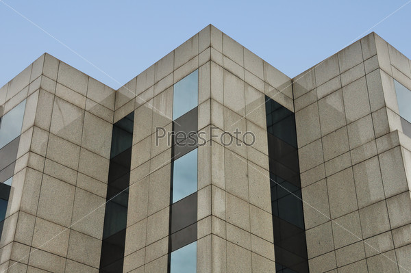 Современное здание из мрамора и стекла