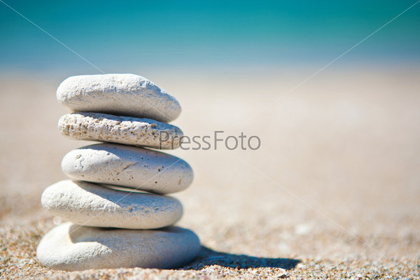 Стопка из белых камней на тропическом пляже