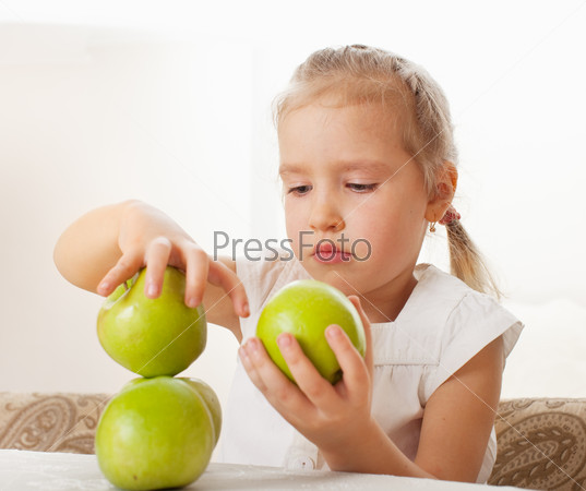 Ребенок с яблоками