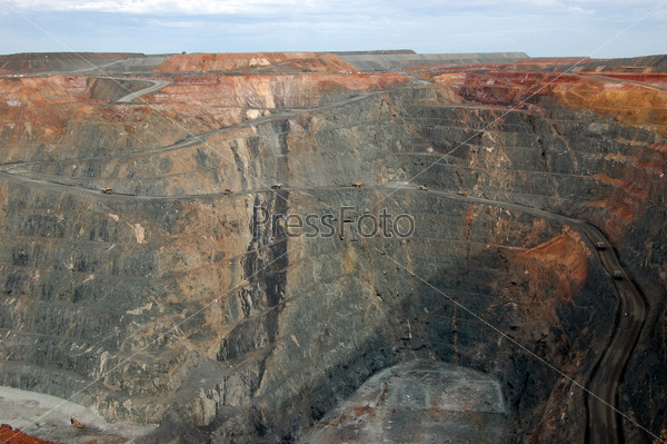 Грузовые автомобили в золотом руднике Супер Пит в Австралии
