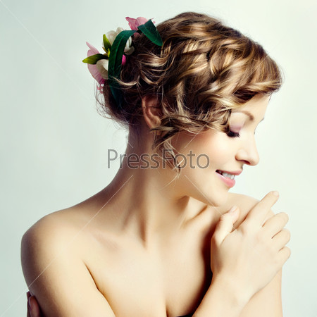 Портрет красивой женщины с цветами в прическе