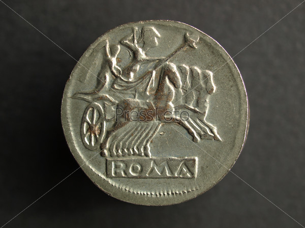 Римская монета на черном фоне