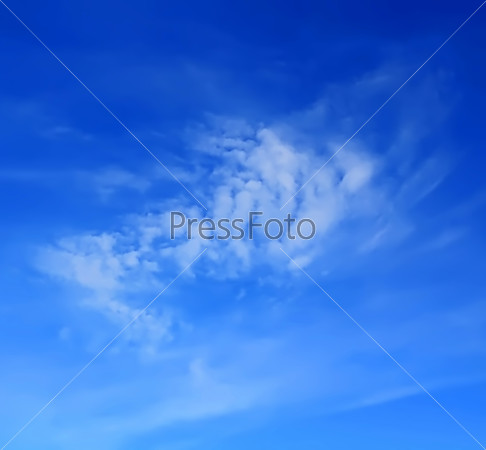 Пушистые облака на голубом летнем небе