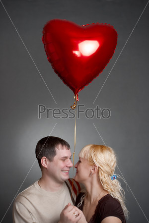 Прекрасная пара с красным шаром