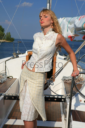 Молодая женщина на палубе