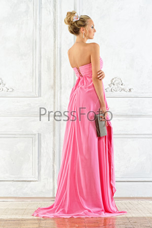Красивая блондинка в розовом вечернем платье