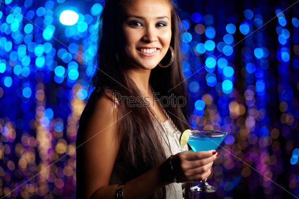 Молодая девушка в ночном клубе