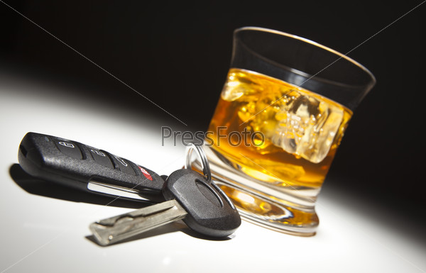 Ключи от автомобиля и бокал виски