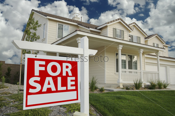 Знак о продаже недвижимости перед домом