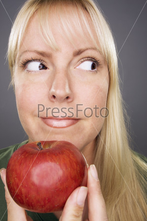 Красивая женщина С яблоком