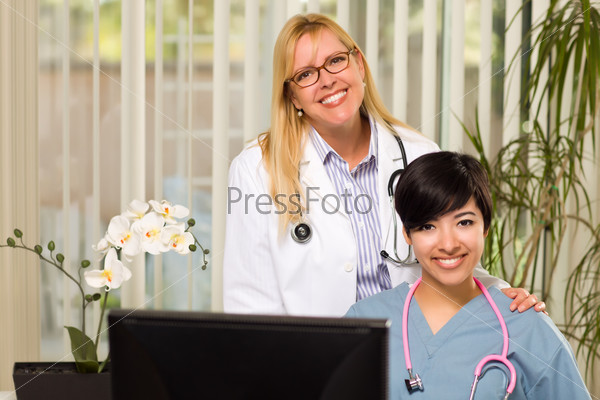 Женщина-врач с помощницей в офисе