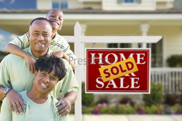 Афроамериканская семья на фоне дома со знаком ПРОДАНО