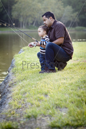 Счастливый отец с сыном на рыбалке