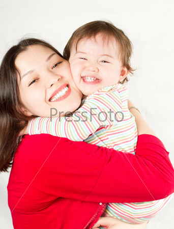 Счастливая мама обнимает ребенка. Концепция семьи и детства