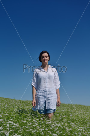 Молодая счастливая женщина на зеленом поле