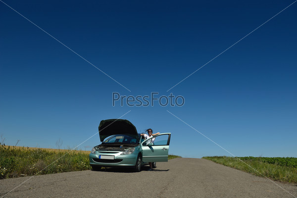 portrait of young beautiful woman with broken car\
outdoor