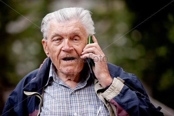 Пожилой мужчина с мобильным телефоном