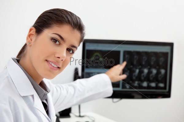 Стоматолог показывает на зубы на рентгеновском снимке