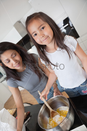 Мать и дочь готовят на кухне