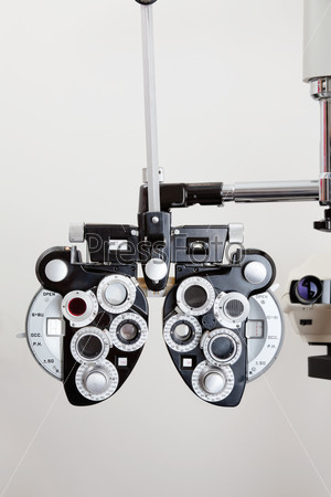 Phoropter optical device for measuring the vision of human eye