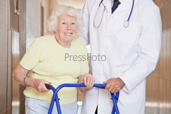Доктор помогает пациенту использовать ходунки