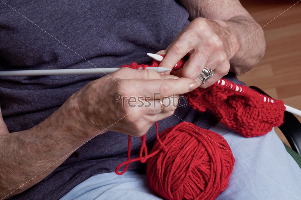 Пожилая женщина с вязанием