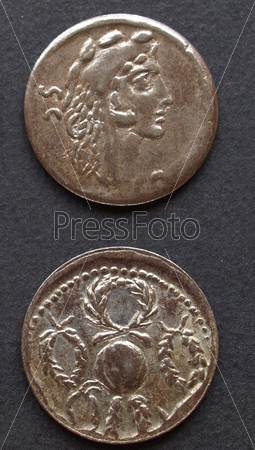 Древние римские монеты на черном фоне