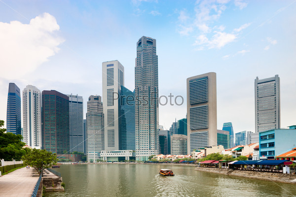 Singapore quay with skyscrapers and restaurants