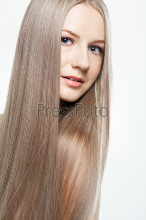 Портрет молодой женщины с длинными волосами