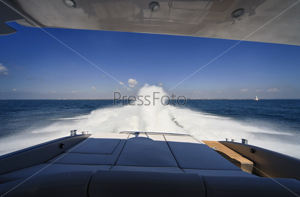 ITALY, Lazio, Tirrenian sea, off the coast of Fiumicino/Rome, luxury yacht Alfamarine 60\' at full speed