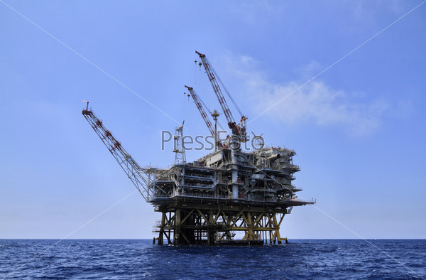 Italy, Sicily, Mediterranean Sea, Sicily Channel, offshore oil platform off the South-eastern coast of the island