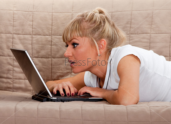 Крупным планом молодая женщина с ноутбуком дома