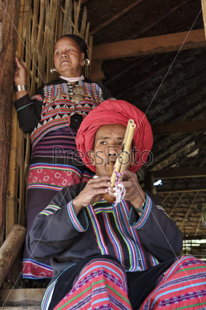Таиланд, Чианг Май, деревня племени Карен, семейная пара в традиционных костюмах