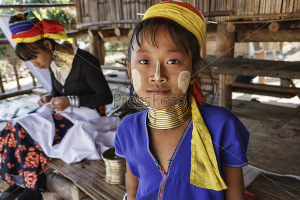 Таиланд, Чианг Май, падаунг - народ группы каренов, девушка и ее мать в традиционном костюме. Женщины надевают латунные кольца на шею в 5-6 лет и увеличивают ежегодно их количество для увеличения длины шеи