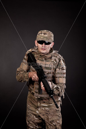 Современный солдат с ружьем