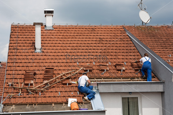 Двое мужчин работают на крыше