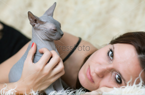 Темноволосая женщина и кошка